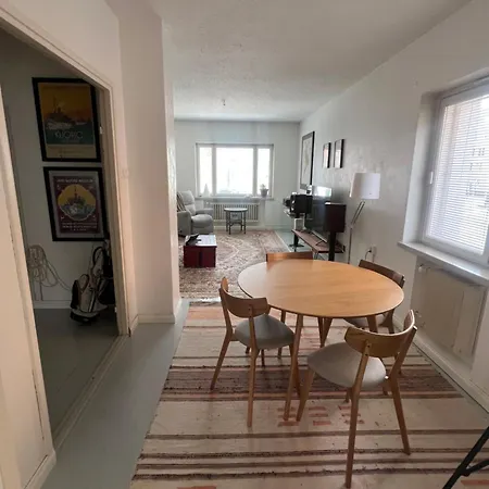 Mukavat Kaksi Huonetta Ja Keittioe Aseman Laehellae Apartment