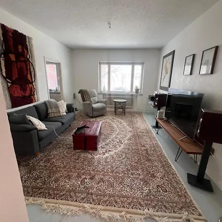 Mukavat Kaksi Huonetta Ja Keittioe Aseman Laehellae *